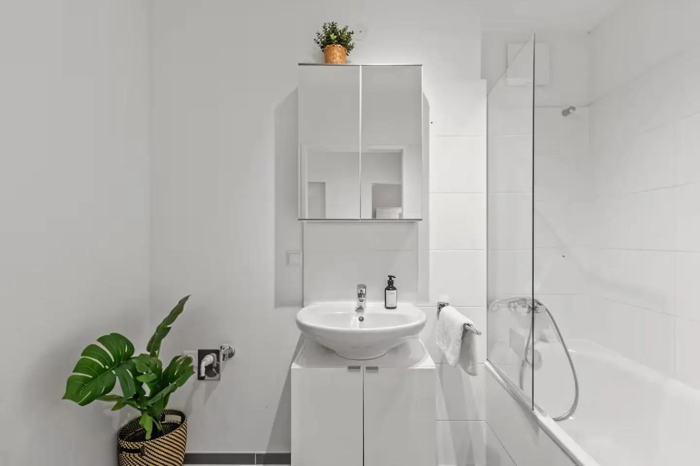 Apartament Fast Wifi - 3 Min Walk To Metro - On-Site Parking For 19,90 Eur Wiedeń