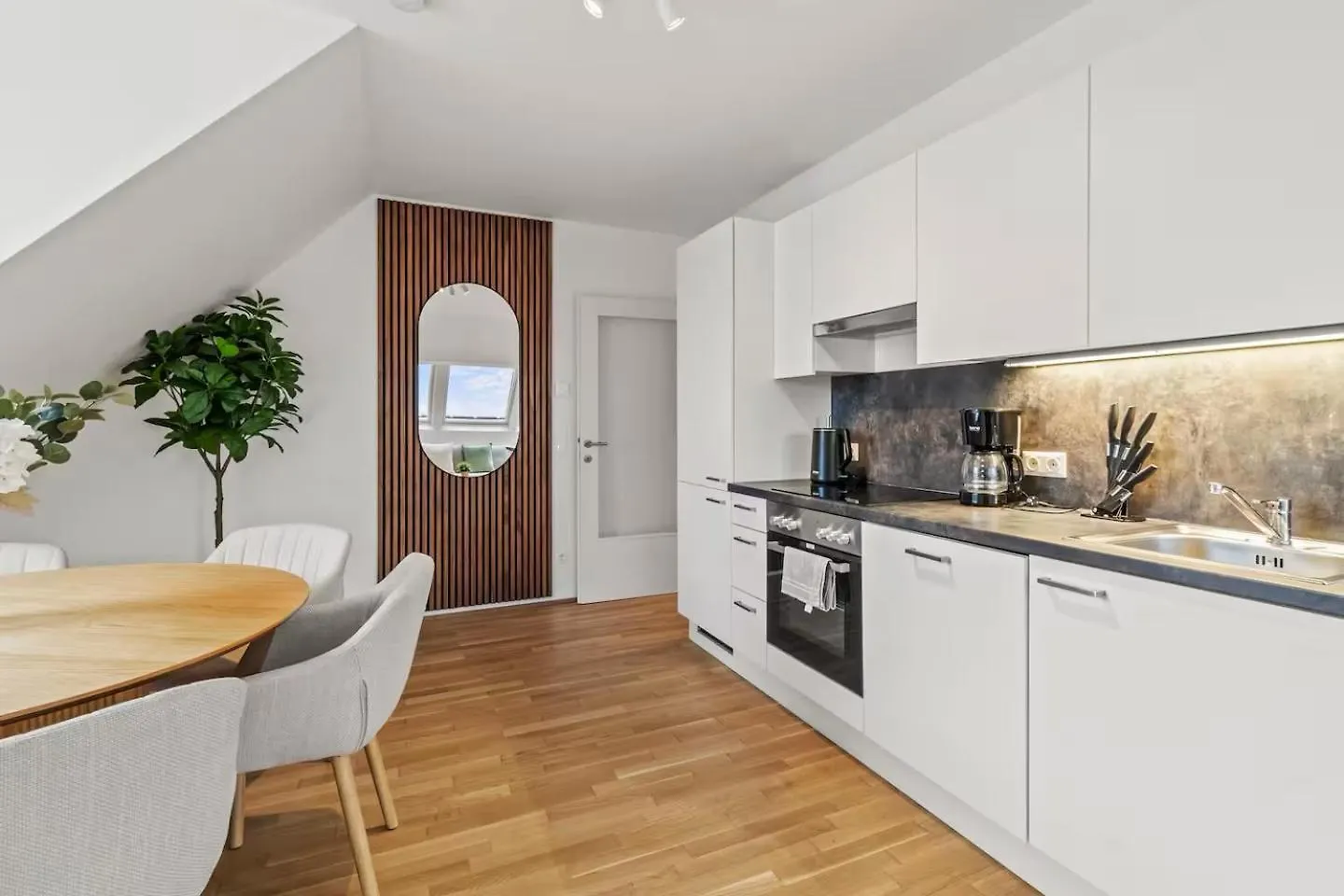Apartament Fast Wifi - 3 Min Walk To Metro - On-Site Parking For 19,90 Eur Wiedeń