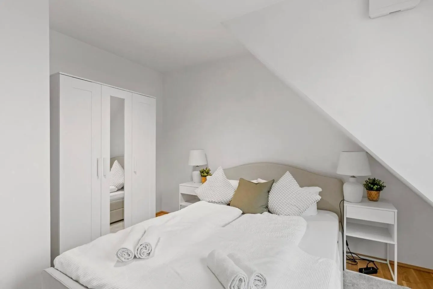 Apartament Fast Wifi - 3 Min Walk To Metro - On-Site Parking For 19,90 Eur Wiedeń